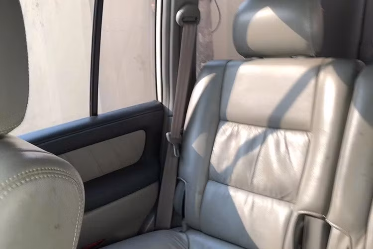 Chiếc xe SUV Toyota Land Cruiser đời 2005 đang rao bán tại Hà Nội này có odo chỉ hơn 10 vạn km, đây là một con số khiêm tốn với một mẫu SUV gần 20 năm tuổi.