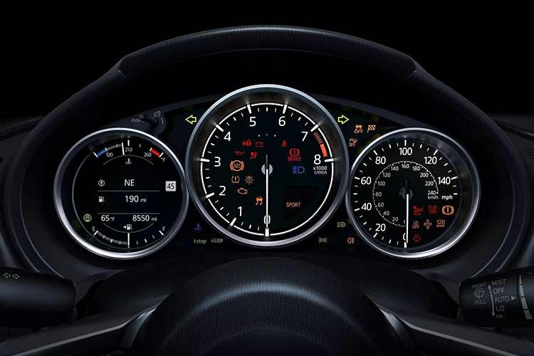 Mức giá của MX-5 Miata Club đã tăng từ 29.830 USD (khoảng 774 triệu đồng) lên 30.430 USD quy đổi 790 triệu đồng, đây là lần đầu tiên MX-5 Miata vượt ngưỡng 30.000 USD. Trước đó vào năm 2016, Mazda đã ra mắt MX-5 Miata, mức giá khởi điểm chỉ 24.915 USD (tương đương 647 triệu đồng).