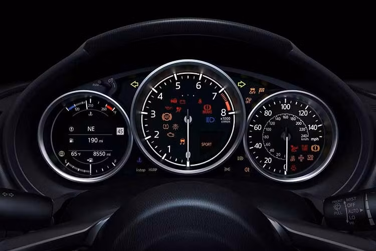 Mức giá của MX-5 Miata Club đã tăng từ 29.830 USD (khoảng 774 triệu đồng) lên 30.430 USD quy đổi 790 triệu đồng, đây là lần đầu tiên MX-5 Miata vượt ngưỡng 30.000 USD. Trước đó vào năm 2016, Mazda đã ra mắt MX-5 Miata, mức giá khởi điểm chỉ 24.915 USD (tương đương 647 triệu đồng).