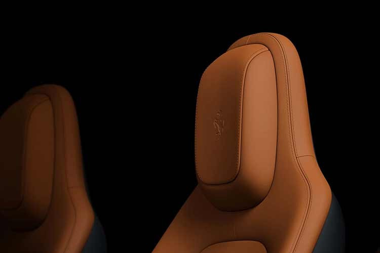 Vô lăng xe được chế tạo từ nhôm tái chế 100% bằng công nghệ gia công CNC, giúp giảm khoảng 400 gram trọng lượng so với vô-lăng Ferrari truyền thống. Ferrari vẫn duy trì triết lý “người lái là trung tâm” khi bố trí các cụm nút điều khiển cơ học ngay trên vô-lăng.