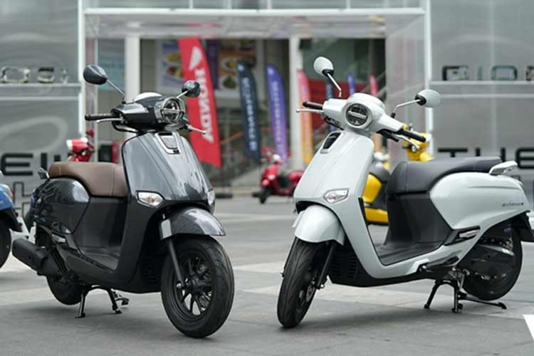 Honda Giorno+ 2026 phiên bản nâng cấp sở hữu diện mạo mới, nâng tầm phong cách cùng 7 màu sắc thời thượng, vừa được ra mắt tại Thái Lan. Dòng xe tay ga Honda Giorno+ cũng được người hâm mộ tại thị trường Việt Nam biết tới từ lâu.