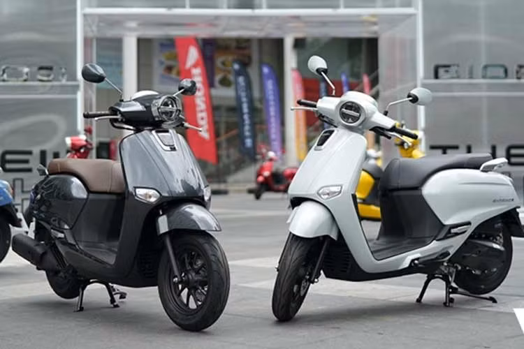 Honda Giorno+ 2026 phiên bản nâng cấp sở hữu diện mạo mới, nâng tầm phong cách cùng 7 màu sắc thời thượng, vừa được ra mắt tại Thái Lan. Dòng xe tay ga Honda Giorno+ cũng được người hâm mộ tại thị trường Việt Nam biết tới từ lâu.