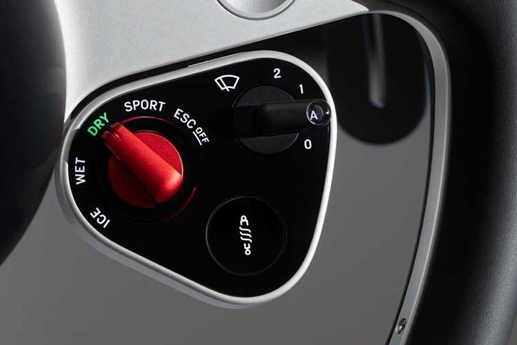 Toàn bộ mặt đồng hồ được bảo vệ bằng kính Gorilla Glass cao cấp.Phía trên màn hình trung tâm là cụm điều khiển phụ tích hợp các chức năng chiếu sáng, sấy kính, đèn đọc bản đồ, nút khẩn cấp và núm xoay kích hoạt chế độ xuất phát thể thao.