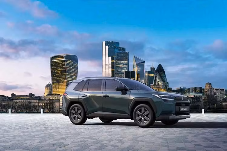 Suzuki vừa giới thiệu một đối thủ mới của Toyota RAV4 tại thị trường châu Âu và mẫu xe này hoàn toàn có thể tự tin khẳng định chất lượng không thua kém bản gốc. Lý do rất đơn giản: Suzuki Across thế hệ mới thực chất là Toyota RAV4 PHEV đổi logo. Mẫu xe này cho thấy sự tiếp nối trong mối quan hệ hợp tác giữa Suzuki và Toyota.