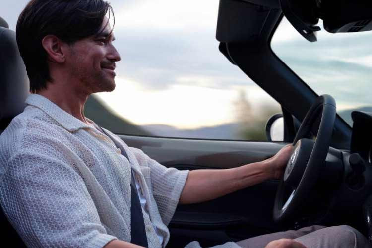 Mức giá Mazda MX-5 Miata 2026 tại Mỹ như sau: MX-5 Miata Sport 6MT (mui mềm) có giá 30.430 USD (tương đương 790 triệu đồng). MX-5 Miata Club 6MT (mui mềm) có giá 33.930 USD (khoảng 881 triệu đồng).