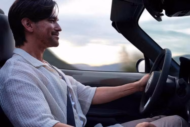 Mức giá Mazda MX-5 Miata 2026 tại Mỹ như sau: MX-5 Miata Sport 6MT (mui mềm) có giá 30.430 USD (tương đương 790 triệu đồng). MX-5 Miata Club 6MT (mui mềm) có giá 33.930 USD (khoảng 881 triệu đồng).