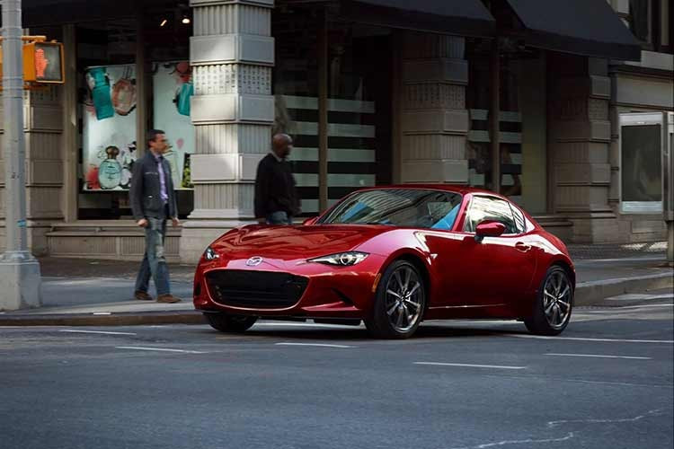 Phân khúc xe thể thao mui trần và roadster đã suy giảm mạnh, vô số mẫu xe bị khai tử như Camaro, Cascada, Eos, SLK và BMW Z4 cũng sắp "nghỉ hưu", cùng với 8-Series. Tuy nhiên, Mazda MX-5 Miata vẫn sống sót kiên cường.