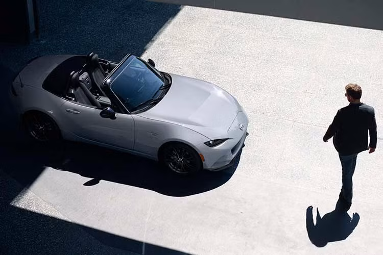 Những thay đổi trên MX-5 Miata 2026 trên phiên bản Club là gói Brembo BBS Recaro, có nội thất Alcantara màu đen với chỉ khâu tương phản màu xám nhạt. Ngoài ra, viền bezel piano black, cùng điểm nhấn đen trên núm điều hòa và vòng khởi động động cơ.