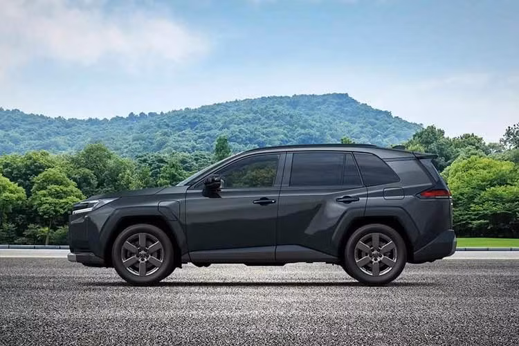 Ở thế hệ cũ, Suzuki Across 2026 chỉ khác biệt nhẹ so với Toyota RAV4 ở phần đầu xe. Trong khi đó, thế hệ mới gần như giống hệt Toyota RAV4 Adventure, hay còn gọi là Woodland Edition tại thị trường Mỹ. Điều này đồng nghĩa với việc Across 2026 không có các phiên bản Core hay GR Sport như Toyota RAV4.