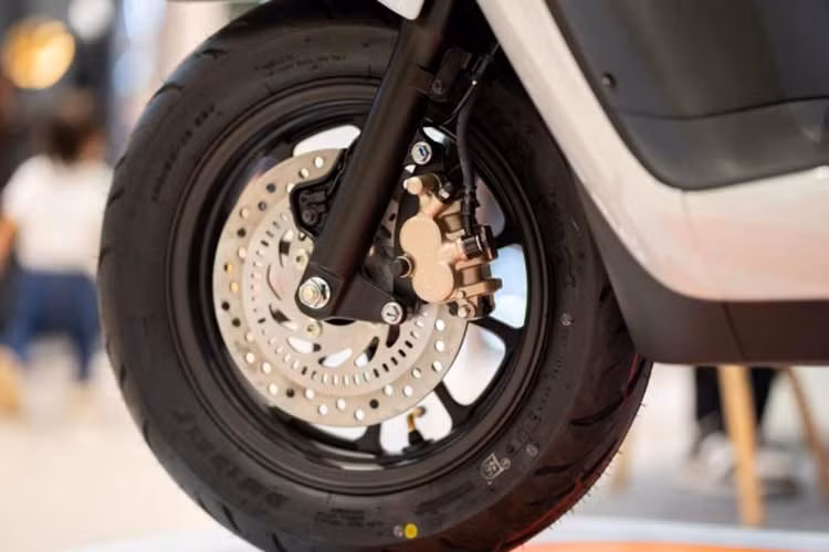 Khung gầm và hệ thống treo chắc chắn, đi kèm tùy chọn phanh CBS hoặc ABS, đảm bảo an toàn cho cả di chuyển trong thành phố lẫn đường dài.