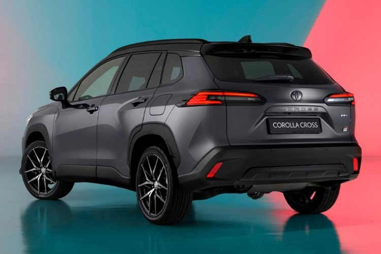 Ngoài GR Sport, người dùng vẫn có thể chọn hai phiên bản khác của Toyota Corolla Cross là 1.8V và 1.8 HEV, sử dụng chung hệ truyền động nhưng không có các chi tiết ngoại thất và nội thất thể thao.
