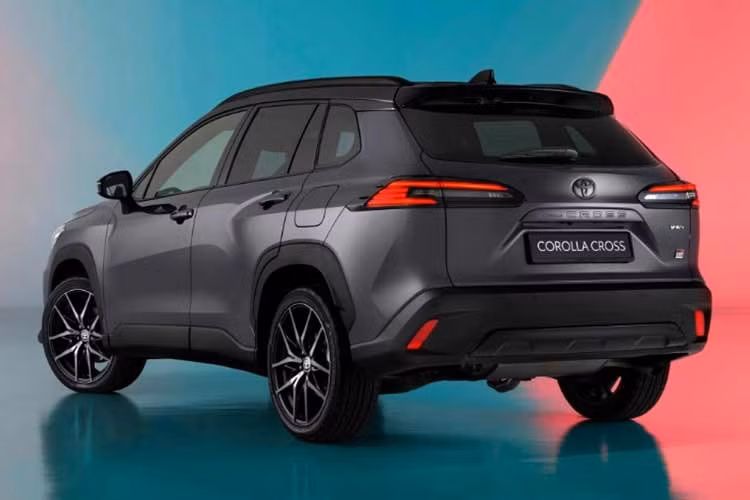 Ngoài GR Sport, người dùng vẫn có thể chọn hai phiên bản khác của Toyota Corolla Cross là 1.8V và 1.8 HEV, sử dụng chung hệ truyền động nhưng không có các chi tiết ngoại thất và nội thất thể thao.