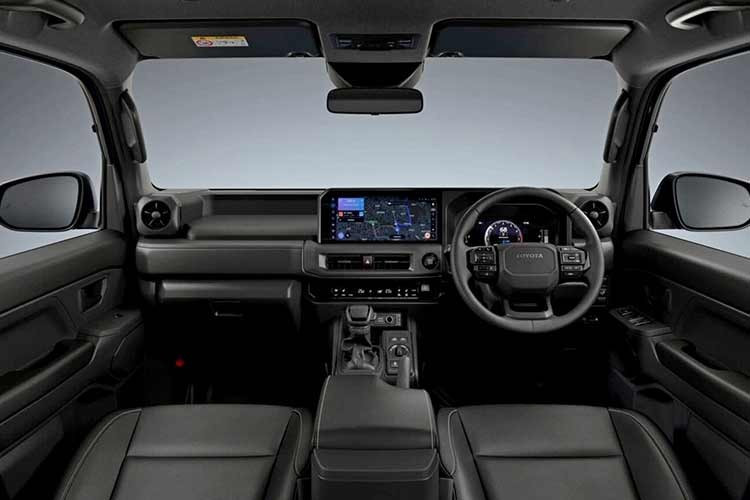 Tại thời điểm ra mắt, Toyota chỉ công bố phiên bản sử dụng động cơ xăng 2.7L 2TR-FE bốn xy-lanh, vốn đã quen thuộc trên các mẫu xe như Fortuner. Tuy nhiên, với đặc thù thị trường Đông Nam Á ưa chuộng dòng SUV máy dầu, việc Toyota thử nghiệm một phiên bản diesel cho Land Cruiser FJ được xem là bước đi chiến lược.