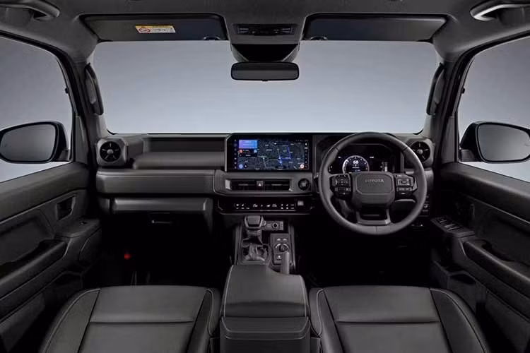 Tại thời điểm ra mắt, Toyota chỉ công bố phiên bản sử dụng động cơ xăng 2.7L 2TR-FE bốn xy-lanh, vốn đã quen thuộc trên các mẫu xe như Fortuner. Tuy nhiên, với đặc thù thị trường Đông Nam Á ưa chuộng dòng SUV máy dầu, việc Toyota thử nghiệm một phiên bản diesel cho Land Cruiser FJ được xem là bước đi chiến lược.