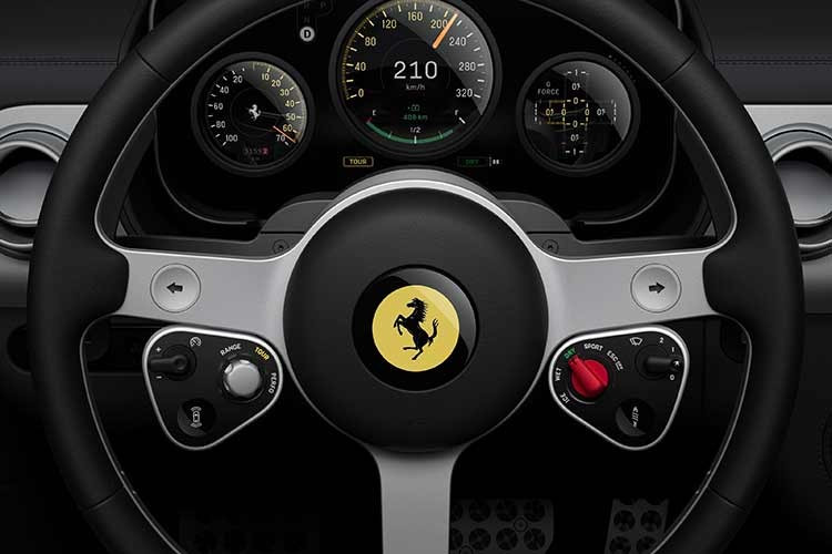 Ferrari cũng đi ngược xu hướng số hóa hoàn toàn khi vẫn giữ lại các nút bấm vật lý nhằm mang lại cảm giác điều khiển trực quan.Một chi tiết độc đáo khác là hệ thống đồng hồ cơ học đa chức năng đặt trên bảng điều khiển trung tâm. Bộ phận này sử dụng ba mô-tơ độc lập để điều khiển các kim nhôm anod hóa, có thể hoạt động như đồng hồ, bấm giờ, la bàn hoặc hiển thị chế độ Launch Control.