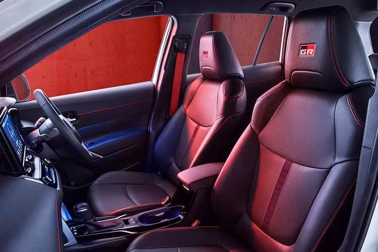 Toyota Corolla Cross HEV GR Sport 2026 vẫn sử dụng động cơ 1.8L 2ZR-FXE (chu trình Atkinson), sản sinh 98 mã lực và 142 Nm, kết hợp mô-tơ điện 72 mã lực và 163 Nm. Tổng công suất hệ thống đạt 122 mã lực, truyền động cầu trước thông qua hộp số E-CVT chuyên dụng cho hybrid.