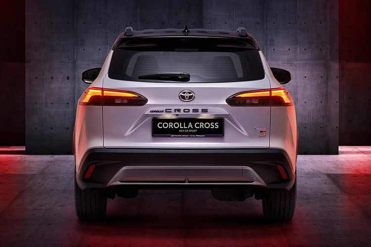 Logo “Corolla Cross” phía sau chuyển từ màu chrome sang đen. Đặc biệt, mui sơn đen trở thành trang bị tiêu chuẩn cho mọi phiên bản màu sơn, gồm trắng ngọc trai Platinum, xanh đậm Dark Turquoise và đỏ Mica Metallic.