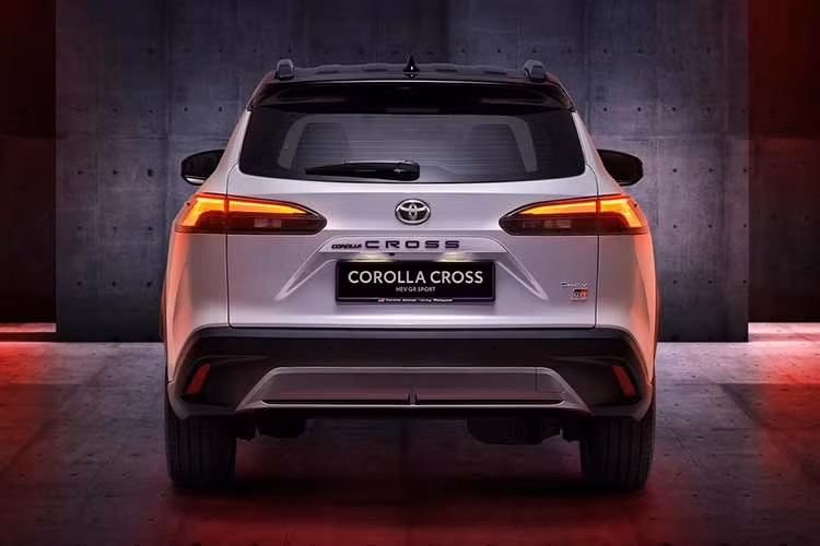 Logo “Corolla Cross” phía sau chuyển từ màu chrome sang đen. Đặc biệt, mui sơn đen trở thành trang bị tiêu chuẩn cho mọi phiên bản màu sơn, gồm trắng ngọc trai Platinum, xanh đậm Dark Turquoise và đỏ Mica Metallic.