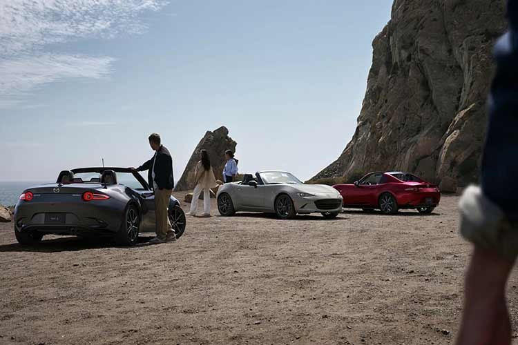 Mức giá xe Mazda MX-5 Miata Grand Touring 6MT (mui cứng) có giá 38.450 USD (998 triệu đồng). MX-5 Miata Grand Touring 6AT (mui mềm) có giá 36.650 USD (951 triệu đồng). MX-5 Miata Grand Touring 6AT (mui cứng) có giá 39.420 USD (1,023 triệu đồng).