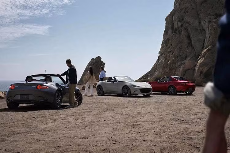 Mức giá xe Mazda MX-5 Miata Grand Touring 6MT (mui cứng) có giá 38.450 USD (998 triệu đồng). MX-5 Miata Grand Touring 6AT (mui mềm) có giá 36.650 USD (951 triệu đồng). MX-5 Miata Grand Touring 6AT (mui cứng) có giá 39.420 USD (1,023 triệu đồng).