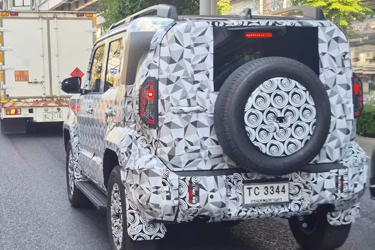 Toyota Land Cruiser FJ 2026 vừa được bắt gặp trong quá trình chạy thử tại Thái Lan, làm dấy lên nhiều suy đoán về phiên bản động cơ diesel dành riêng cho thị trường Đông Nam Á. Đây được xem là bước chuẩn bị cho màn ra mắt chính thức trong thời gian tới.