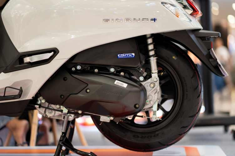 Honda Giorno+ 2026 tại Thái Lan có tất cả 7 màu sắc mới, hai phiên bản. Trong đó, Phiên bản ABS gồm 4 màu: xám nâu, vàng nâu, đen nâu và trắng nâu.