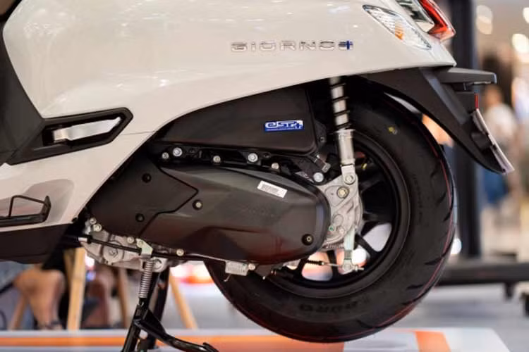 Honda Giorno+ 2026 tại Thái Lan có tất cả 7 màu sắc mới, hai phiên bản. Trong đó, Phiên bản ABS gồm 4 màu: xám nâu, vàng nâu, đen nâu và trắng nâu.