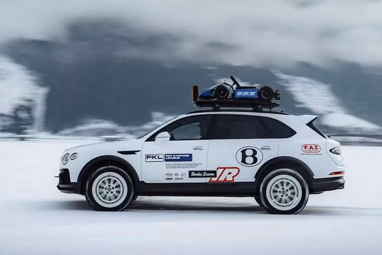 Chiều rộng track tăng 120 mm để tăng độ ổn định, chiều cao gầm tăng 55 mm để tối ưu hành trình treo và khoảng sáng gầm. Để phù hợp, vòm bánh xe được mở rộng ra ngoài 40 mm. Các thay đổi mang lại khả năng lội nước trên 550 mm và khoảng sáng gầm gần 310 mm.