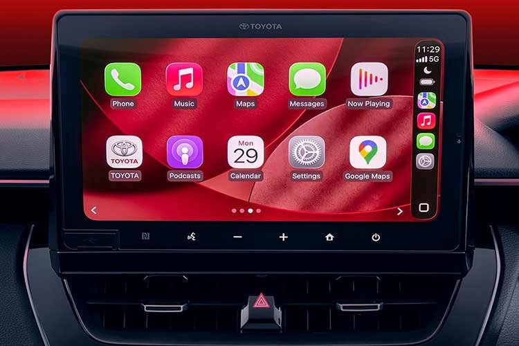 Ghế ngồi được thiết kế thêm đường gân "xương sống" ở vùng lưng dưới, cùng logo GR thêu màu sắc nổi bật trên tựa đầu. Logo GR cũng được thêm vào chấu dưới của vô lăng – vị trí trước đây để trống – và ngay cả trên chìa khóa thông minh, thay thế cho dòng chữ “Corolla Cross”.