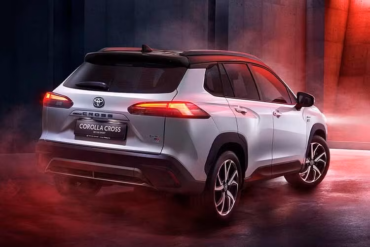 Điểm nhấn rõ rệt nhất ở Toyota Corolla Cross HEV GR Sport phiên bản 2026 là lưới tản nhiệt hoàn toàn mới. Thiết kế "cánh" hai bên logo Toyota ở bản cũ đã bị loại bỏ, thay bằng mặt lưới tổ ong mở rộng và "nổi khối" nhờ phần viền nay được sơn cùng màu thân xe. Nhờ đó, phần đầu xe trông liền mạch và mạnh mẽ hơn.