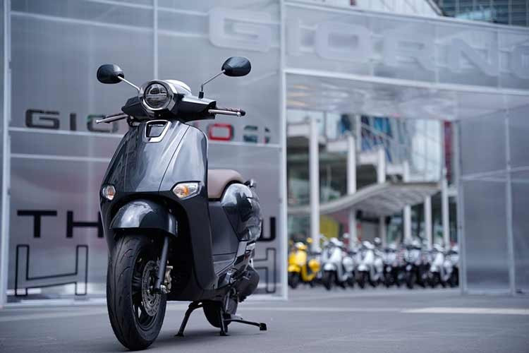 Khi bán ra tại Thái Lan, Honda Giorno+ 2026 sẽ cạnh tranh với đối thủ “đồng hương” như Yamaha Grande, Suzuki Saluto hay mẫu xe tay ga Vespa tới từ Ý. Dự doán, mẫu xe này sẽ sớm được nhập khẩu về Việt Nam từ các đại lý tư nhân.