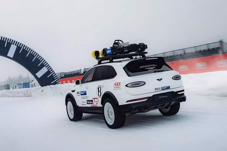 Concept dựa trên Bentayga Speed với động cơ V8 twin-turbo 4.0 lít, sản sinh công suất 641 mã lực (650 PS), hệ dẫn động bốn bánh toàn thời gian và hộp số 8 cấp; ống xả thể thao bằng titan từ Akrapovic, kèm hai móc kéo đôi phía trước.