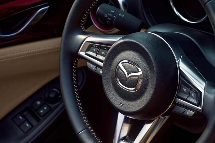 Tất cả phiên bản Mazda MX-5 Miata đều trang bị động cơ xăng 2.0 lít 4 xy-lanh, công suất 181 mã lực và mô-men xoắn 205 Nm. Phiên bản Sport và Club chỉ có hộp số sàn 6 cấp riêng Grand Touring có tùy chọn hộp số tự động 6 cấp.