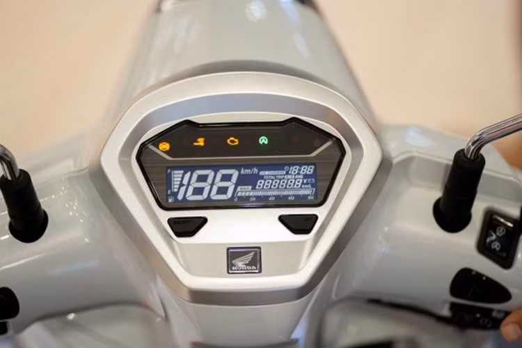 Tay nắm sau của Giorno+ 2026 đồng màu thân xe và lô-gô “Giorno+” xám đậm tăng vẻ thanh lịch. Khoang chứa đồ 30 lít tích hợp đèn LED đáp ứng tốt nhu cầu sử dụng hằng ngày.