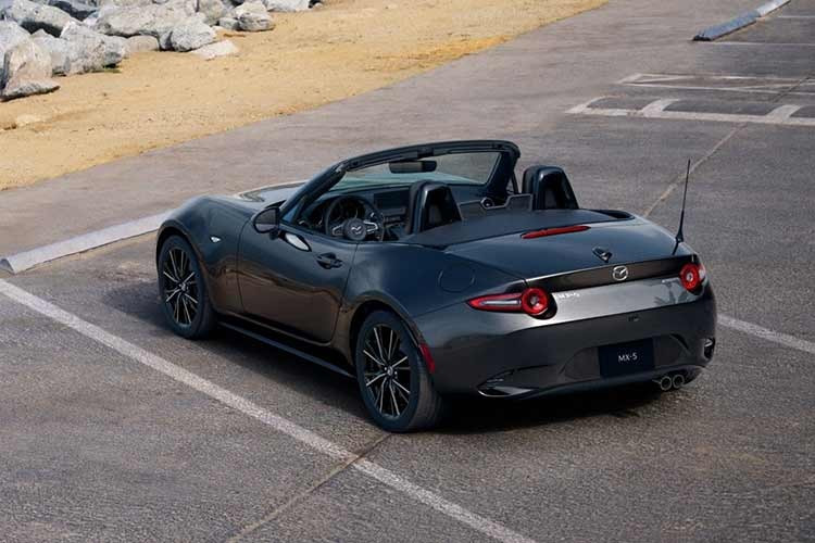 MX-5 Miata 2026 mới vẫn giữ đèn LED, hệ thống xả kép, mui mềm với kính hậu, bánh xe hợp kim 16 inch sơn đen kim loại (phiên bản tiêu chuẩn). Nội thất với ghế bọc vải, vô-lăng bọc da, hệ thống âm thanh 6 loa, màn hình giải trí 8.8 inch hỗ trợ Android Auto và Apple CarPlay.