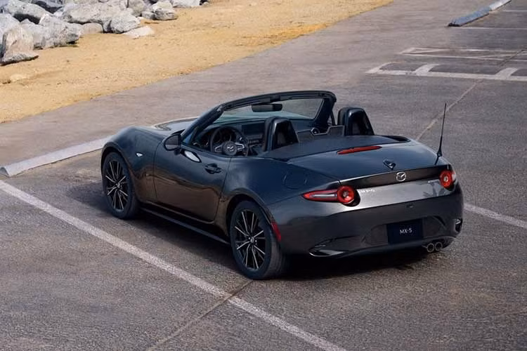 MX-5 Miata 2026 mới vẫn giữ đèn LED, hệ thống xả kép, mui mềm với kính hậu, bánh xe hợp kim 16 inch sơn đen kim loại (phiên bản tiêu chuẩn). Nội thất với ghế bọc vải, vô-lăng bọc da, hệ thống âm thanh 6 loa, màn hình giải trí 8.8 inch hỗ trợ Android Auto và Apple CarPlay.