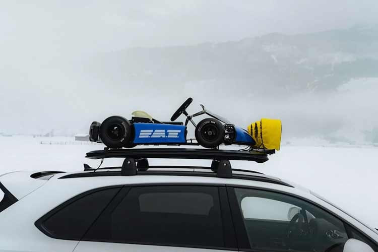 Ngoại thất Bentayga X Concept giữ nguyên tính thực dụng, giá nóc chứa đồ bên trên, 4 đèn spotlight hỗ trợ các chuyến off-road dài ngày. Bên cạnh đó, còn có chiếc xe go kart điện nhỏ trên nóc để phục vụ những cuộc phiêu lưu đua xe trên băng.