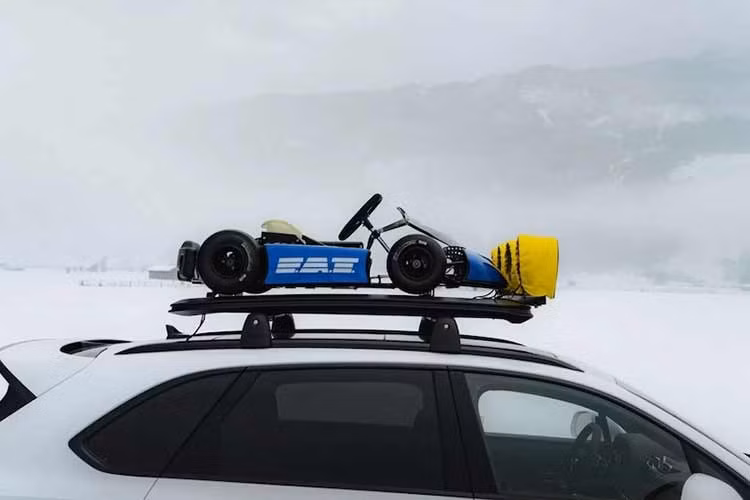 Ngoại thất Bentayga X Concept giữ nguyên tính thực dụng, giá nóc chứa đồ bên trên, 4 đèn spotlight hỗ trợ các chuyến off-road dài ngày. Bên cạnh đó, còn có chiếc xe go kart điện nhỏ trên nóc để phục vụ những cuộc phiêu lưu đua xe trên băng.