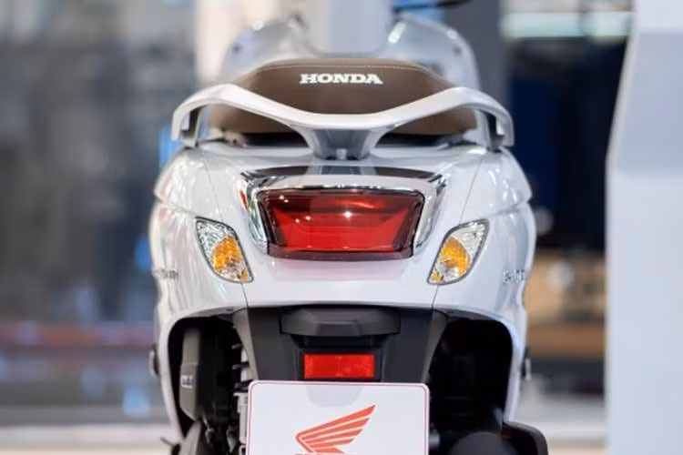 Về vận hành, xe sử dụng động cơ 125cc eSP+ phun xăng điện tử PGM-FI, 4 thì, 4 van, làm mát bằng nước, cho cảm giác lái mượt mà, linh hoạt và tiết kiệm nhiên liệu lên đến 52,6 km/lít.