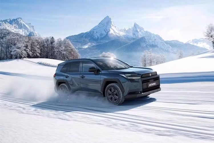 Do mức độ dùng chung linh kiện rất cao, toàn bộ phụ kiện được thiết kế cho Toyota RAV4 cũng sẽ tương thích với Suzuki Across mới. Mẫu SUV dài 4.600 mm này sử dụng bộ mâm 18 inch sơn màu xám đậm. Bảng màu ngoại thất giới hạn ở 4 tùy chọn gồm xám Massive Gray, xanh Ever Rest, trắng Super White và đen Attitude Black.