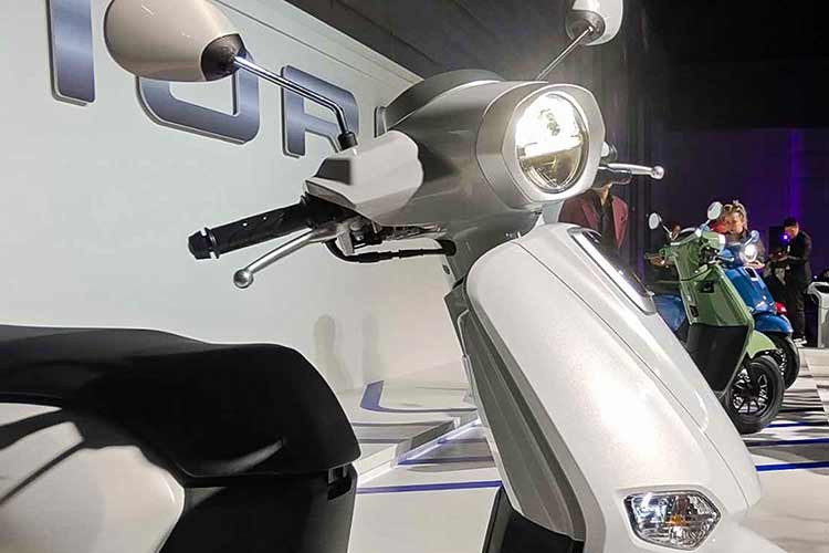 Theo đánh giá, Honda Giorno+ 2026 được nâng cấp theo hướng cá tính và hiện đại hơn, nổi bật với khung đèn pha màu đen tương phản lô-gô Honda, yên xe nâu (bản ABS) tạo điểm nhấn sang trọng.