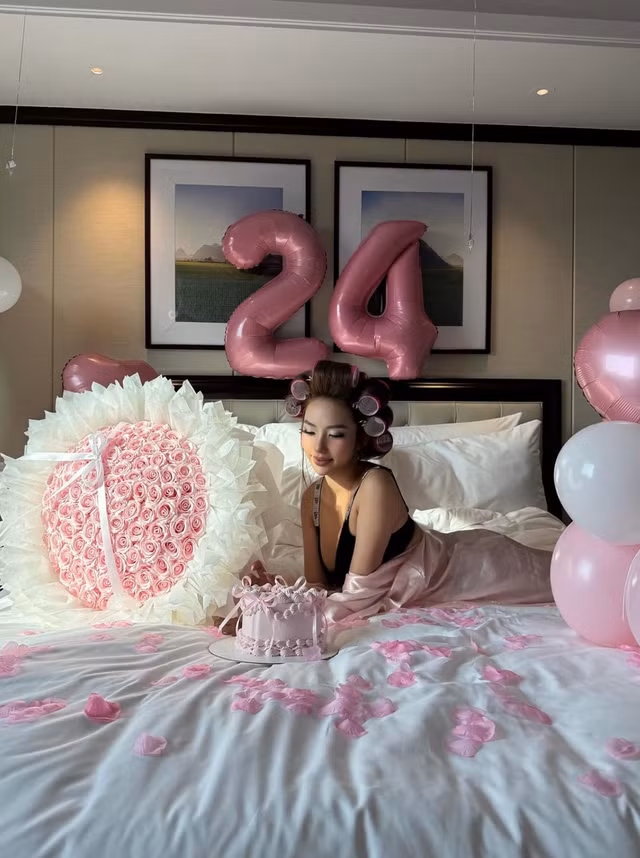 Quỳnh Như kết hợp khóa thêm áo lụa hồng hững hờ cùng với mái tóc cuốn lô.