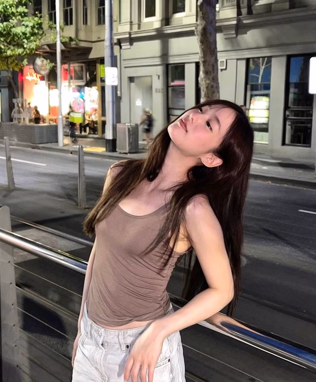 Trang cá nhân của Pimtha tràn ngập hình ảnh hợp tác với các nhãn hàng, từ thời trang đến mỹ phẩm.