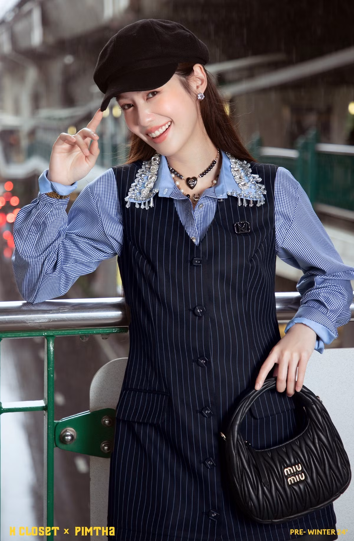 Ngoài tiếng Thái, Pimtha có thể sử dụng thành thạo tiếng Anh, tiếng Nhật. Điều này cũng giúp cô thuận lợi thu hút một lượng lớn người hâm mộ quốc tế.