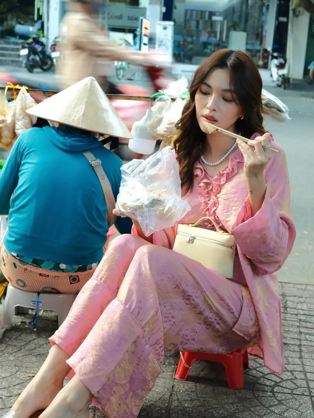 Tú Hảo tên đầy đủ là Nguyễn Bạch Tú Hảo, sinh năm 1996, quê Nha Trang (Khánh Hòa). Cô từng theo học tại Trường Đại học Sân khấu – Điện ảnh TP.HCM và sớm bén duyên với nghề người mẫu.