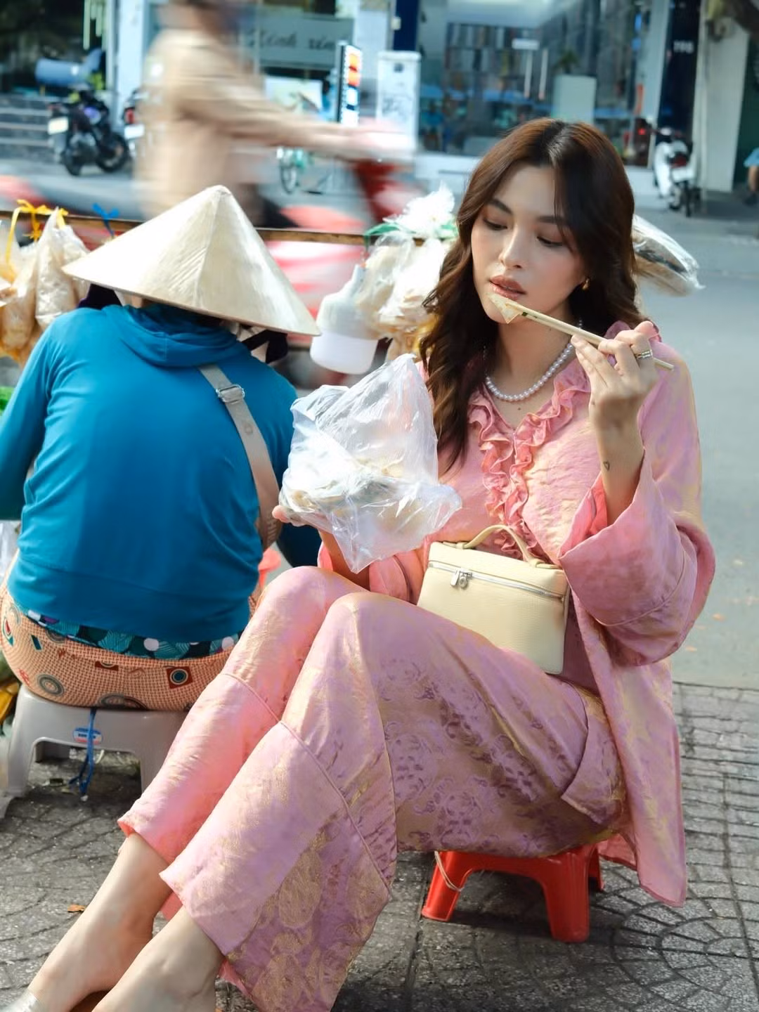 Tú Hảo tên đầy đủ là Nguyễn Bạch Tú Hảo, sinh năm 1996, quê Nha Trang (Khánh Hòa). Cô từng theo học tại Trường Đại học Sân khấu – Điện ảnh TP.HCM và sớm bén duyên với nghề người mẫu.