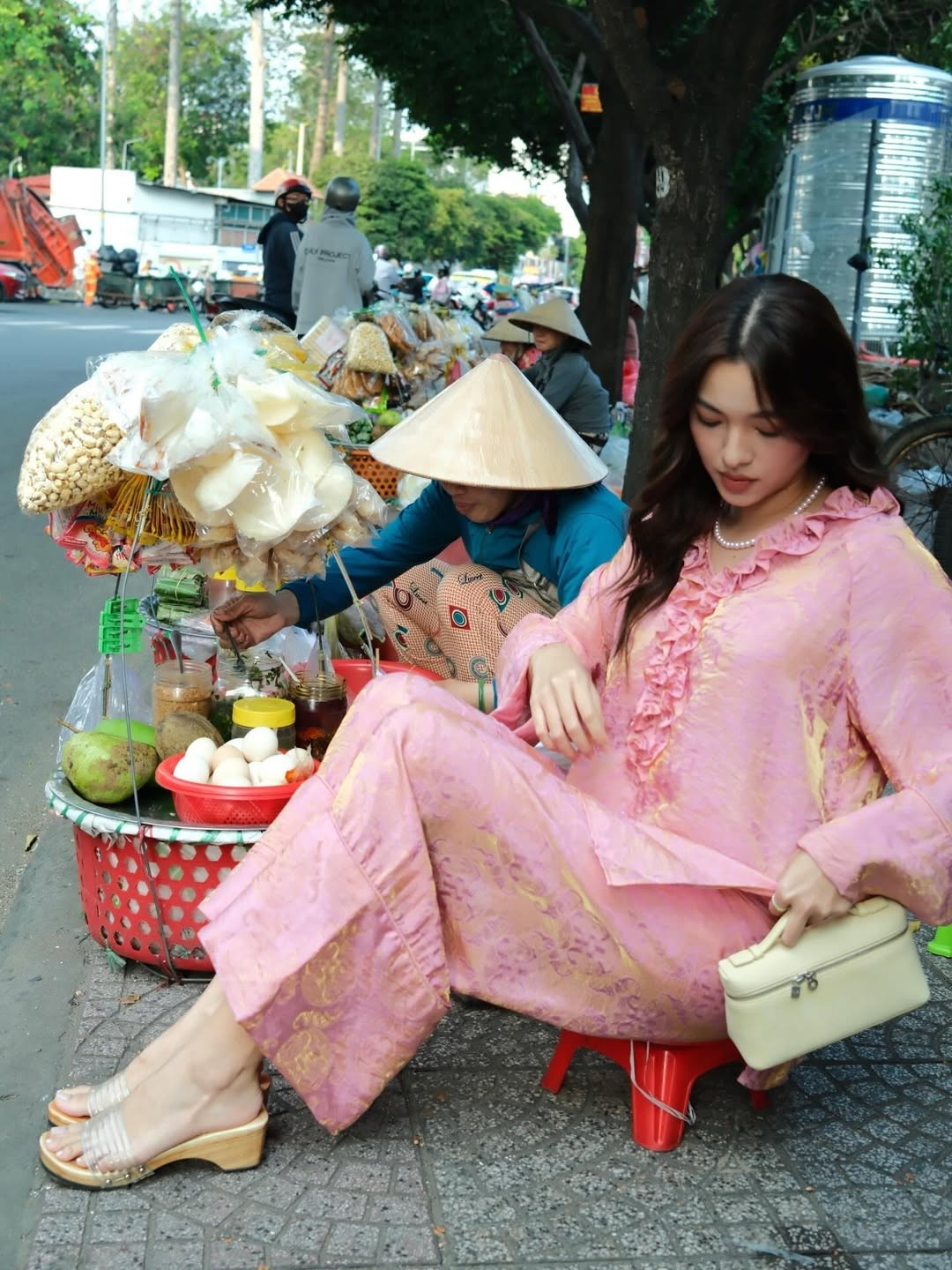 Bước ngoặt lớn trong sự nghiệp của Tú Hảo đến vào năm 2017 khi cô đăng quang Quán quân The Face Vietnam dưới sự dẫn dắt của huấn luyện viên Lan Khuê.