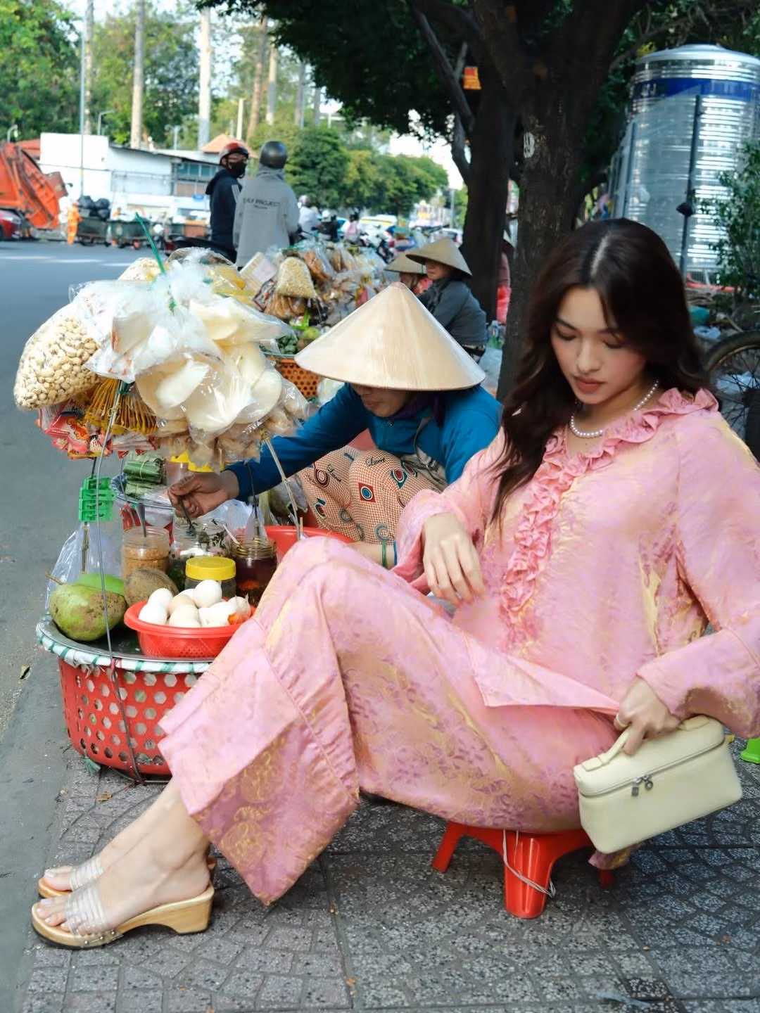 Bước ngoặt lớn trong sự nghiệp của Tú Hảo đến vào năm 2017 khi cô đăng quang Quán quân The Face Vietnam dưới sự dẫn dắt của huấn luyện viên Lan Khuê.