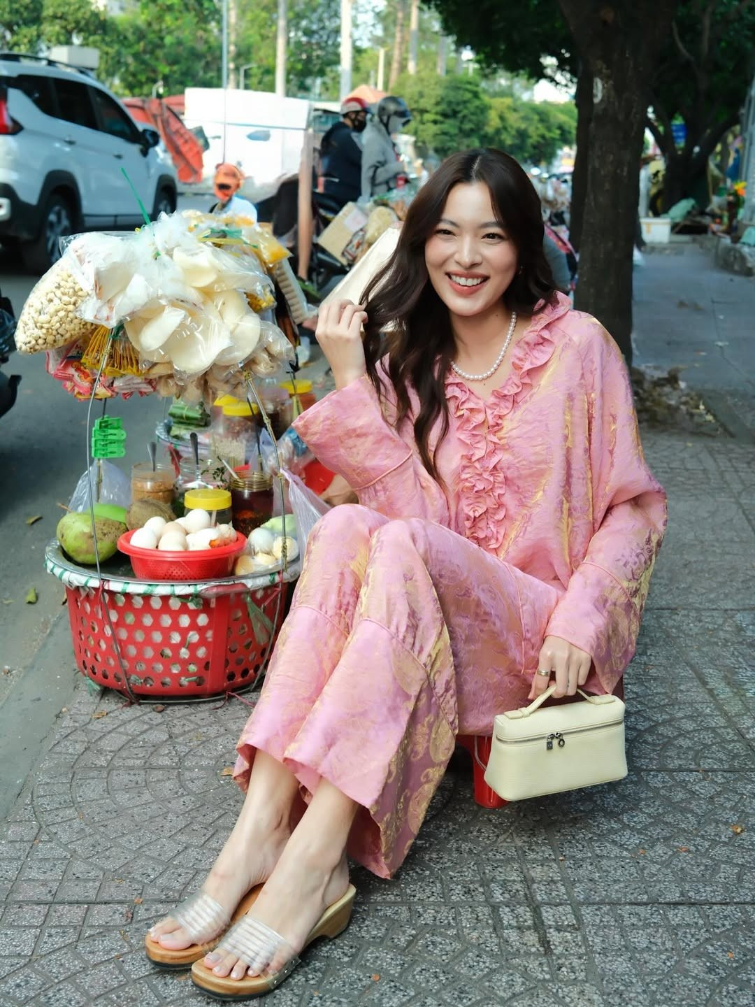 Sự đối lập thú vị giữa bối cảnh đời thường và khí chất người mẫu chuyên nghiệp khiến hình ảnh của Tú Hảo càng trở nên gần gũi, duyên dáng.