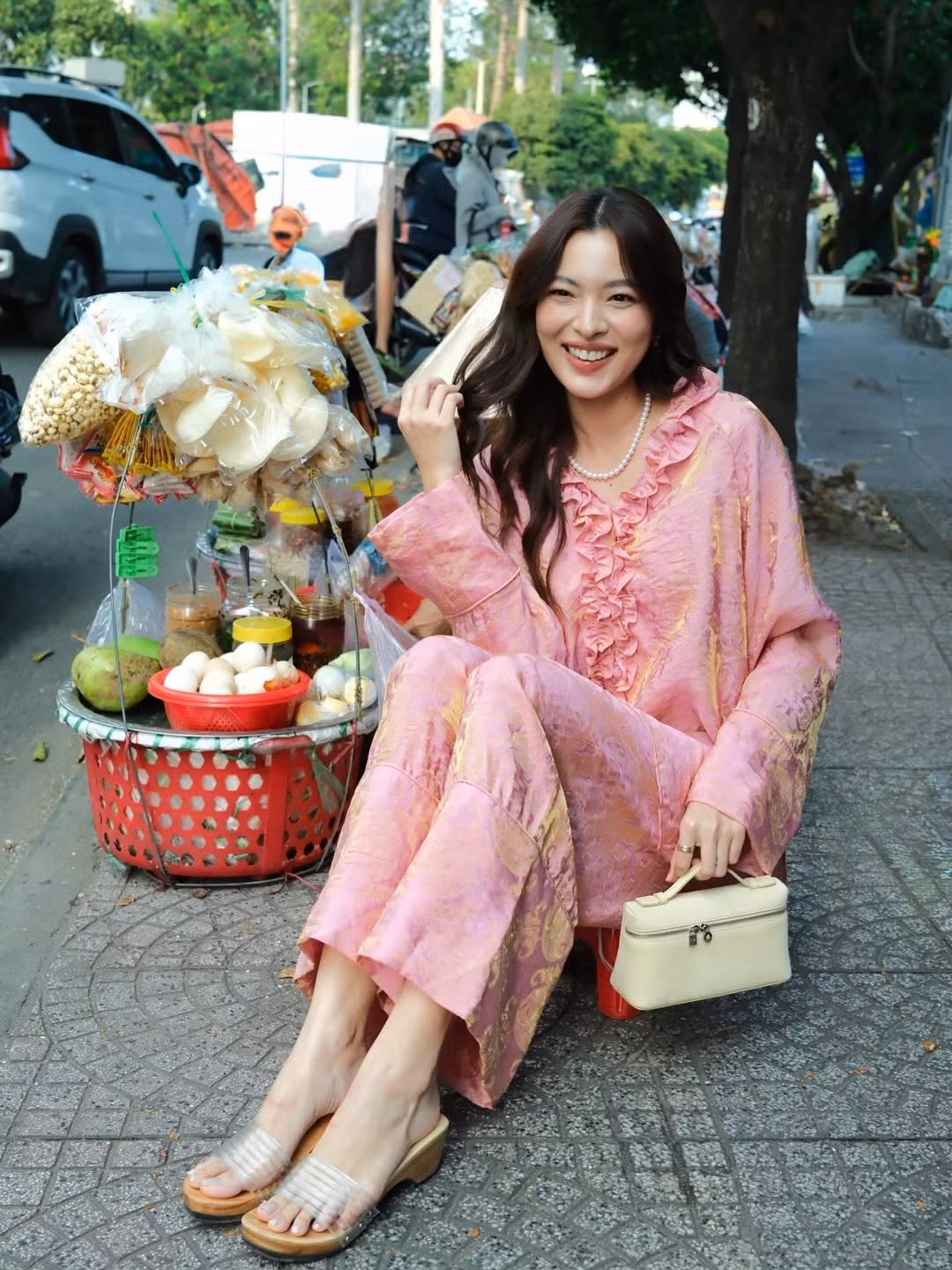 Sự đối lập thú vị giữa bối cảnh đời thường và khí chất người mẫu chuyên nghiệp khiến hình ảnh của Tú Hảo càng trở nên gần gũi, duyên dáng.